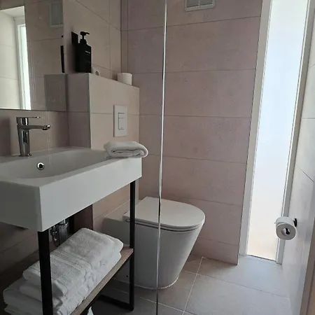 מלון Q-royal Skylounge