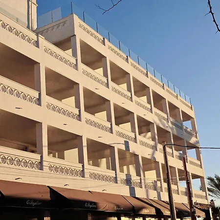 Q-royal Skylounge מלון