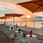 Q-royal Skylounge فندق