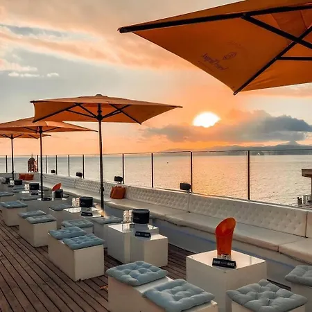 Q-royal Skylounge فندق