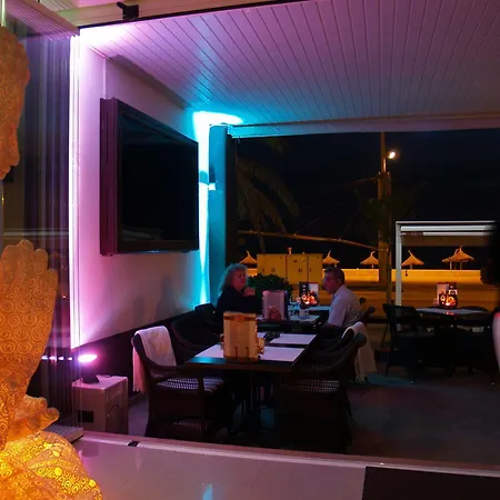 Q-royal Skylounge فندق
