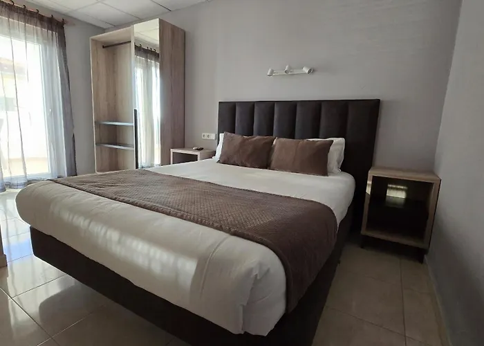 Q-royal Skylounge Hotel *